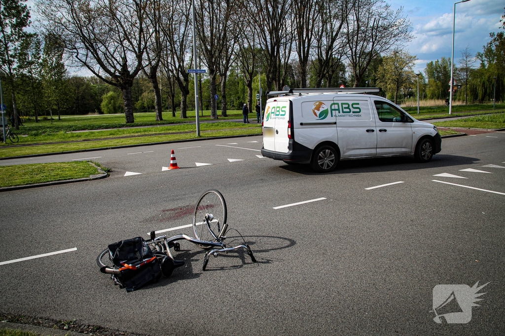 Zware aanrijding tussen fietser en busje