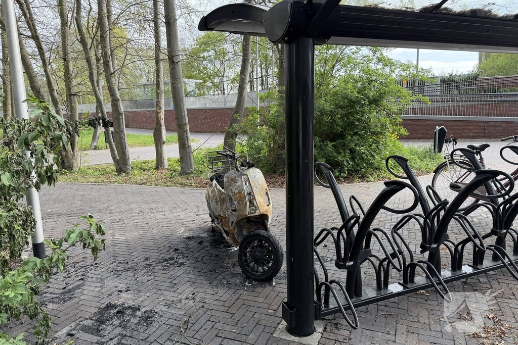 Scooterbrand in de nacht