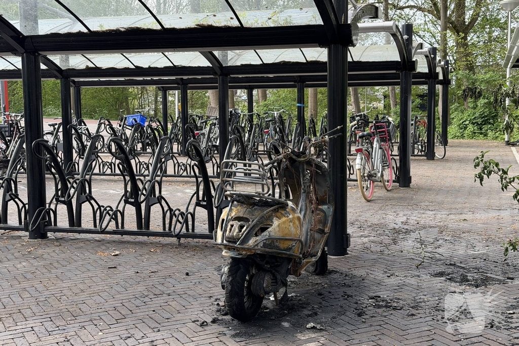 Scooterbrand in de nacht