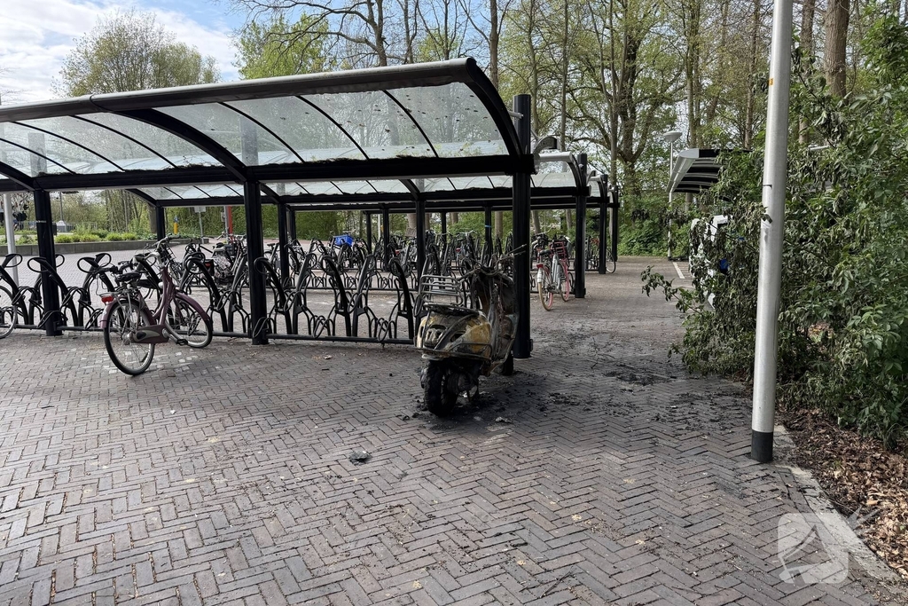 Scooterbrand in de nacht