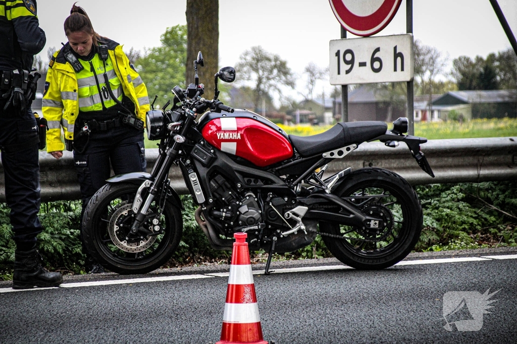 Aanrijding tussen motor en auto leidt tot hulpverlening