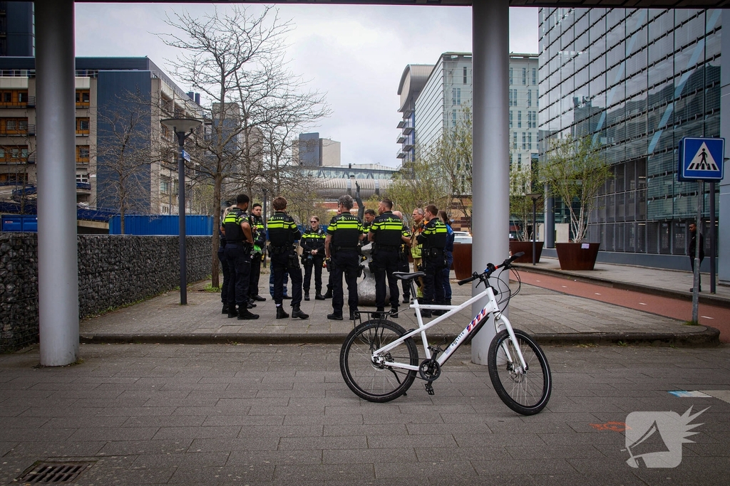 Persoon in nood op hoogte bij ziekenhuis