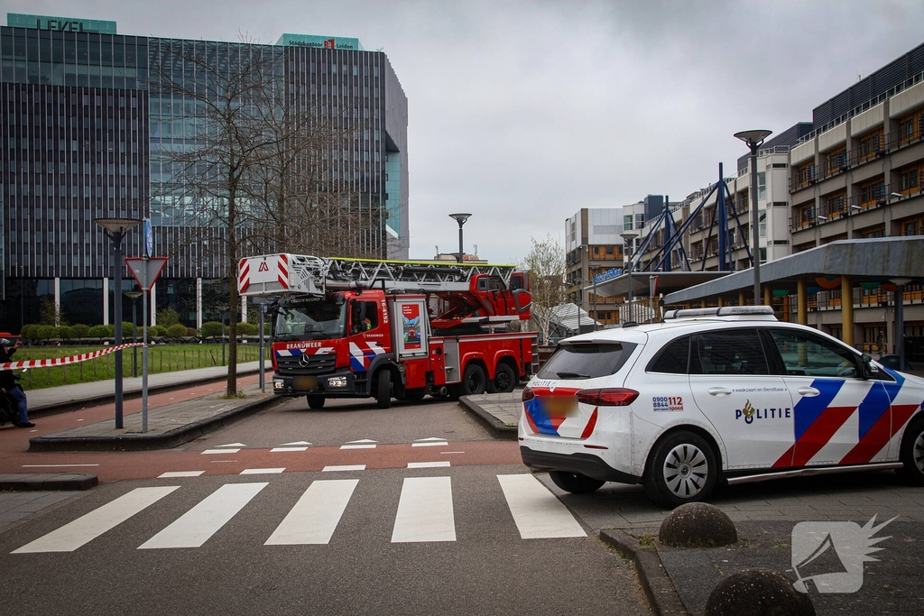 Persoon in nood op hoogte bij ziekenhuis