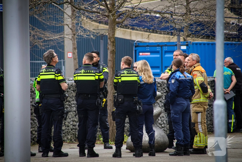 Persoon in nood op hoogte bij ziekenhuis