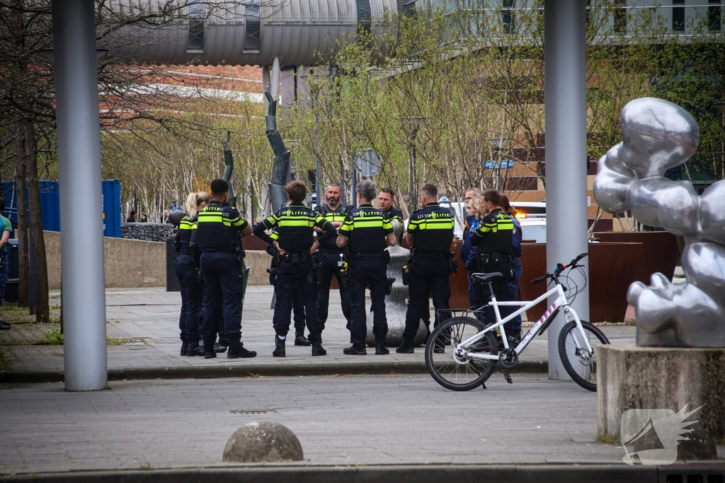 Persoon in nood op hoogte bij ziekenhuis