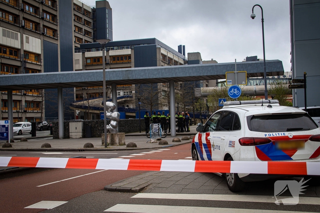 Persoon in nood op hoogte bij ziekenhuis