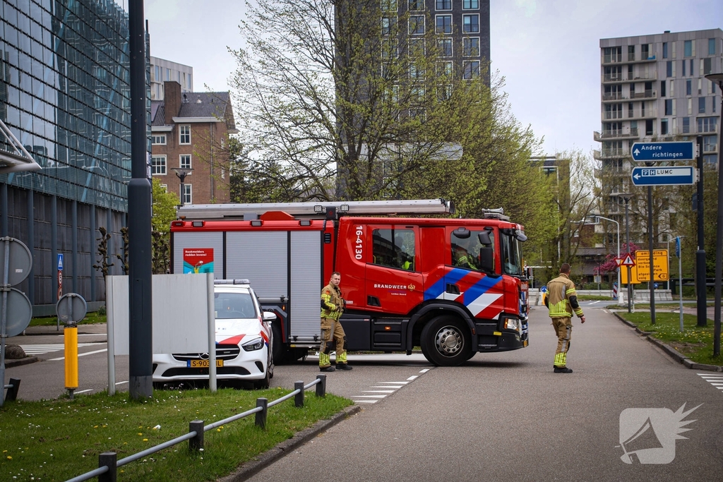 Persoon in nood op hoogte bij ziekenhuis
