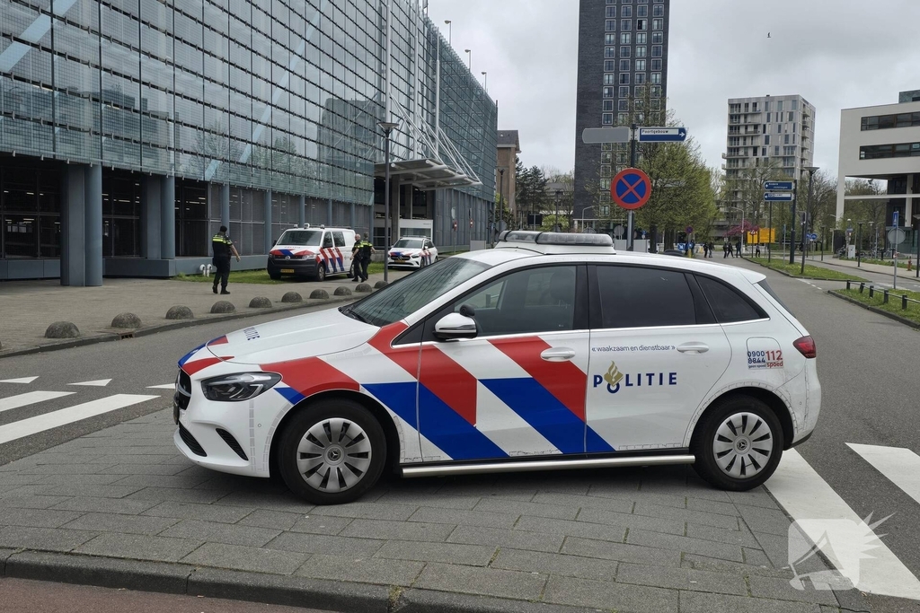 Persoon in nood op hoogte bij ziekenhuis