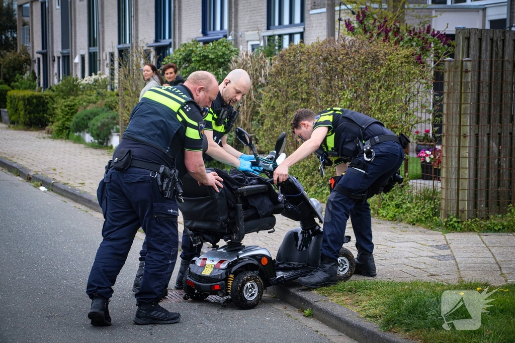Te water geraakte scootmobiel door omstanders ontdekt