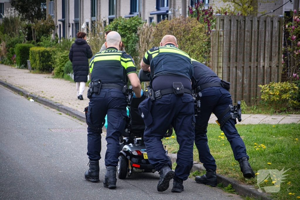 Te water geraakte scootmobiel door omstanders ontdekt