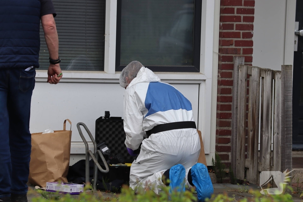 Groot politie onderzoek in woning na overlijden