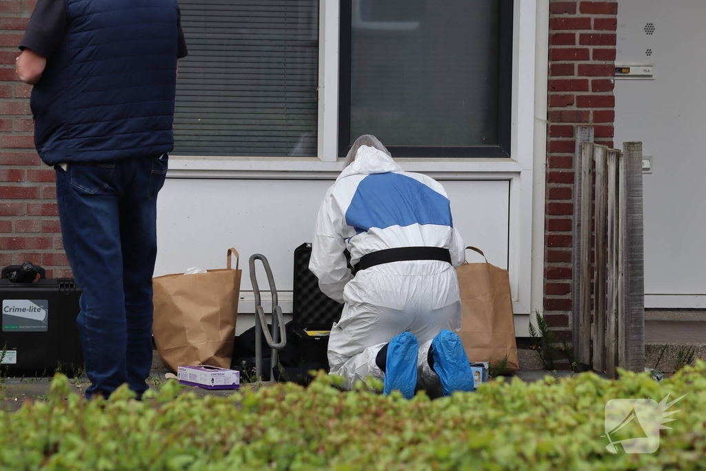 Groot politie onderzoek in woning na overlijden