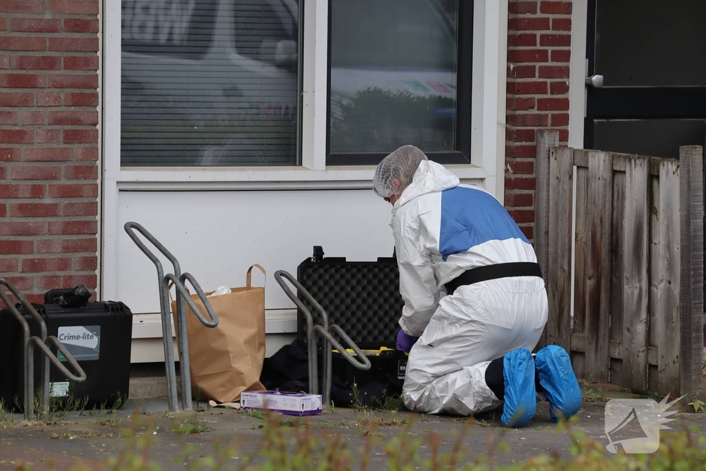 Groot politie onderzoek in woning na overlijden