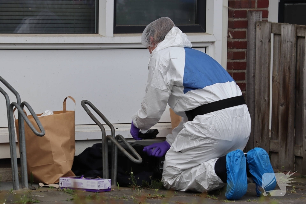Groot politie onderzoek in woning na overlijden