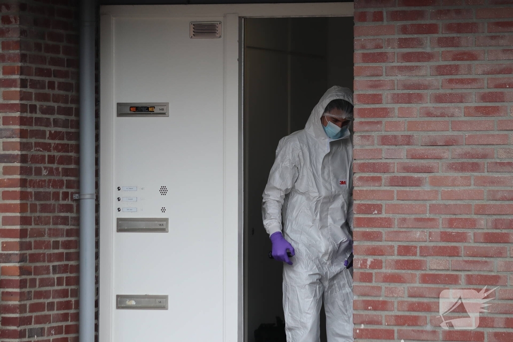 Groot politie onderzoek in woning na overlijden