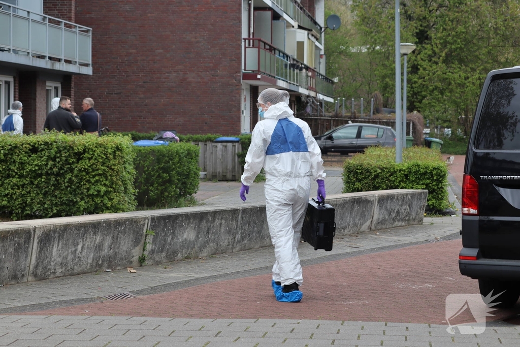 Groot politie onderzoek in woning na overlijden