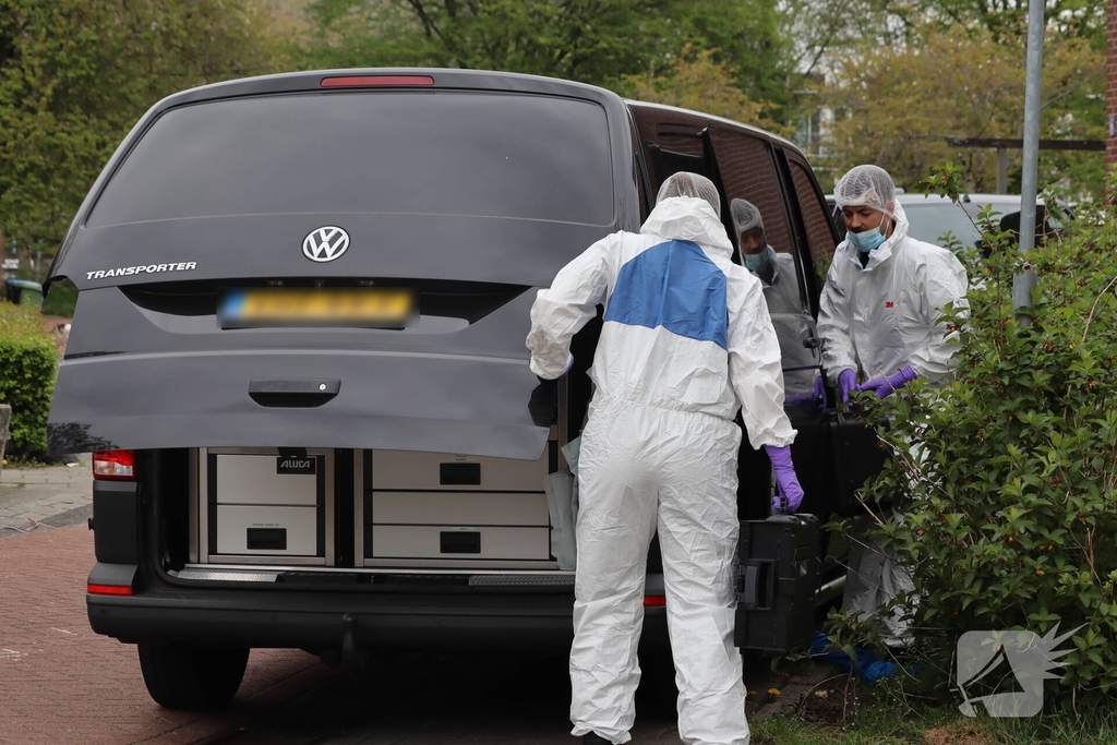 Groot politie onderzoek in woning na overlijden