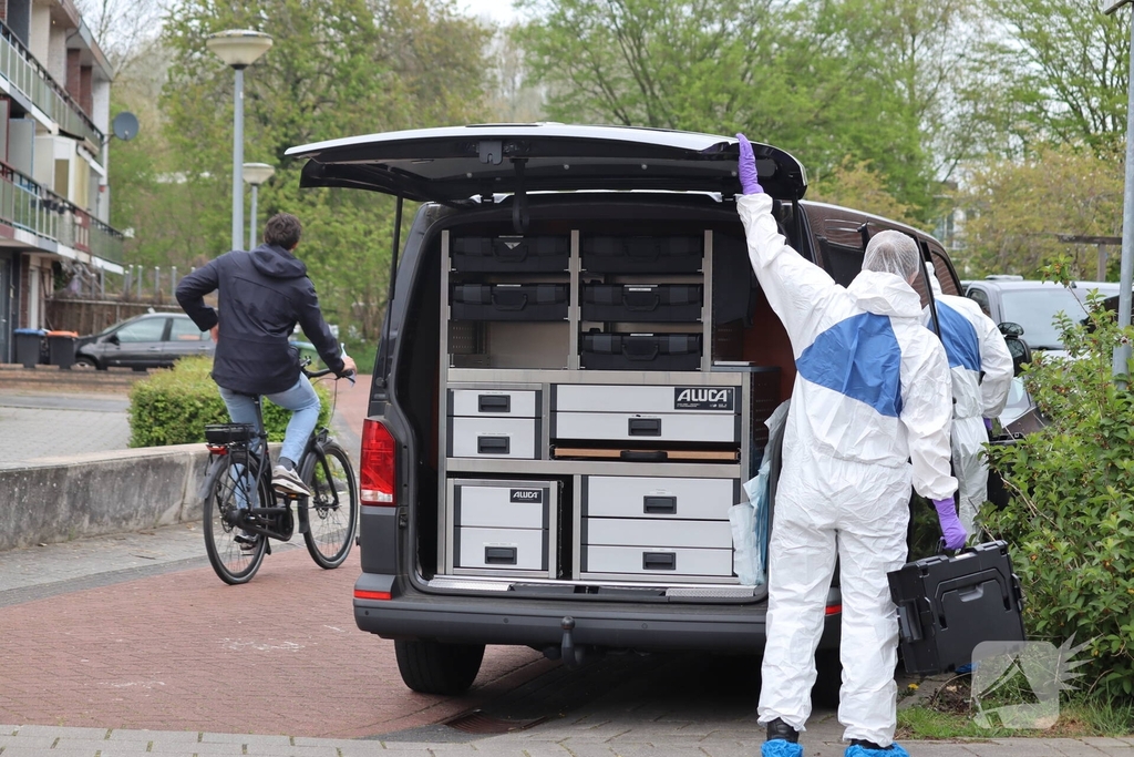 Groot politie onderzoek in woning na overlijden