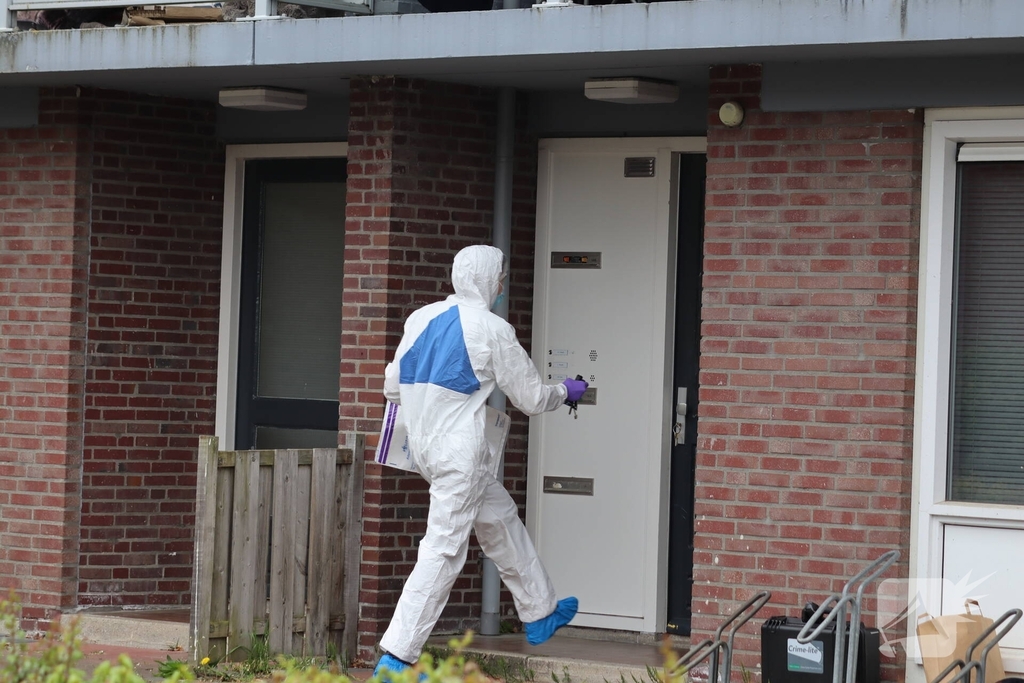Groot politie onderzoek in woning na overlijden