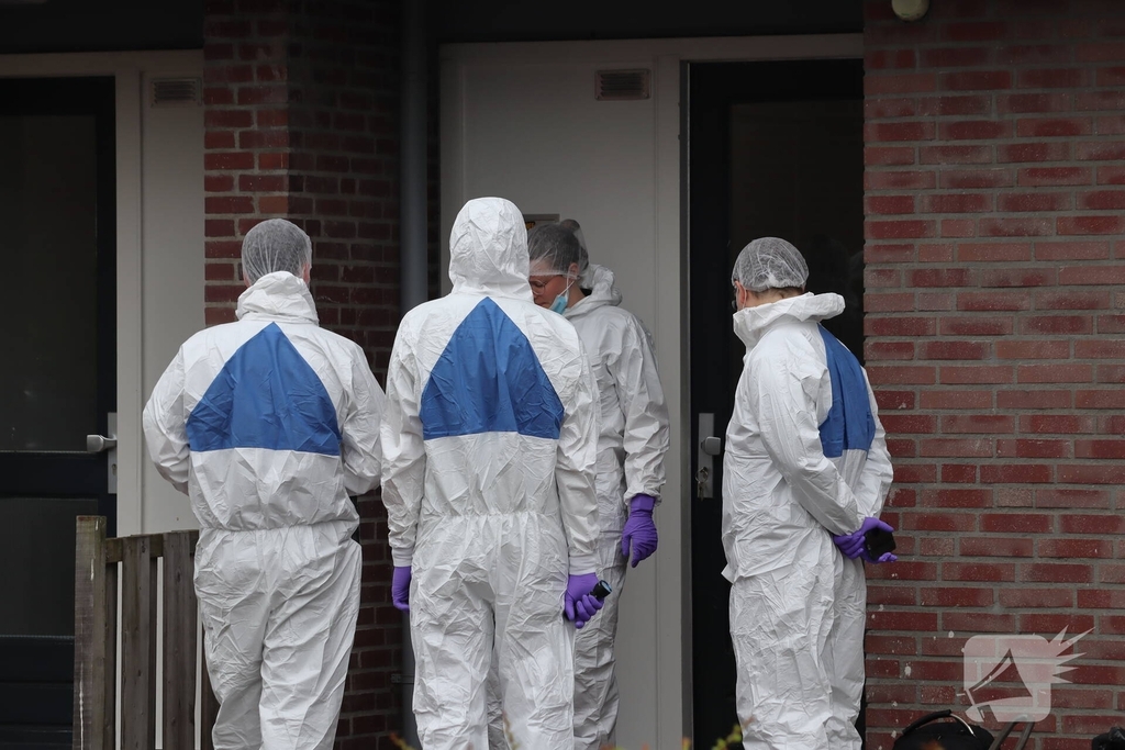 Groot politie onderzoek in woning na overlijden