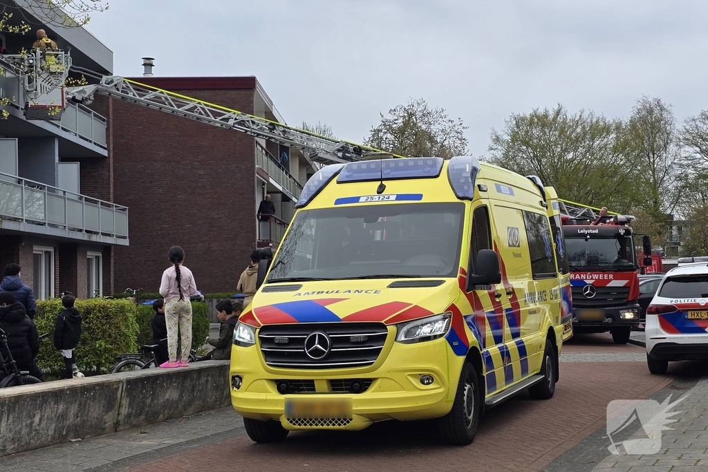 Groot politie onderzoek in woning na overlijden