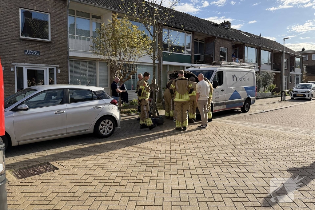 Kat in motorcompartiment, brandweer ingezet