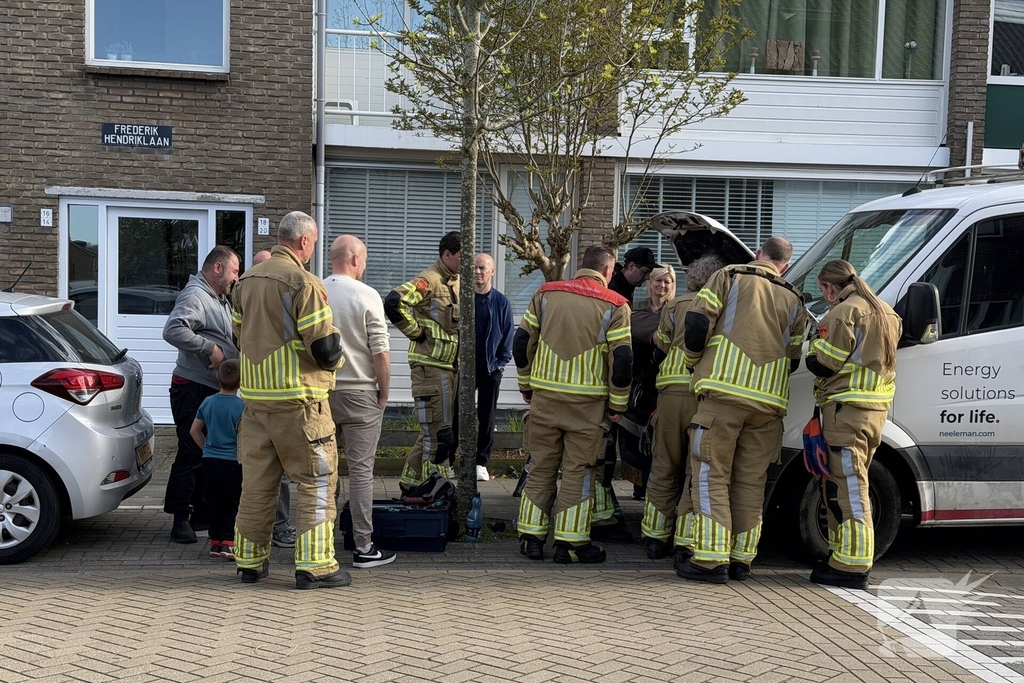 Kat in motorcompartiment, brandweer ingezet