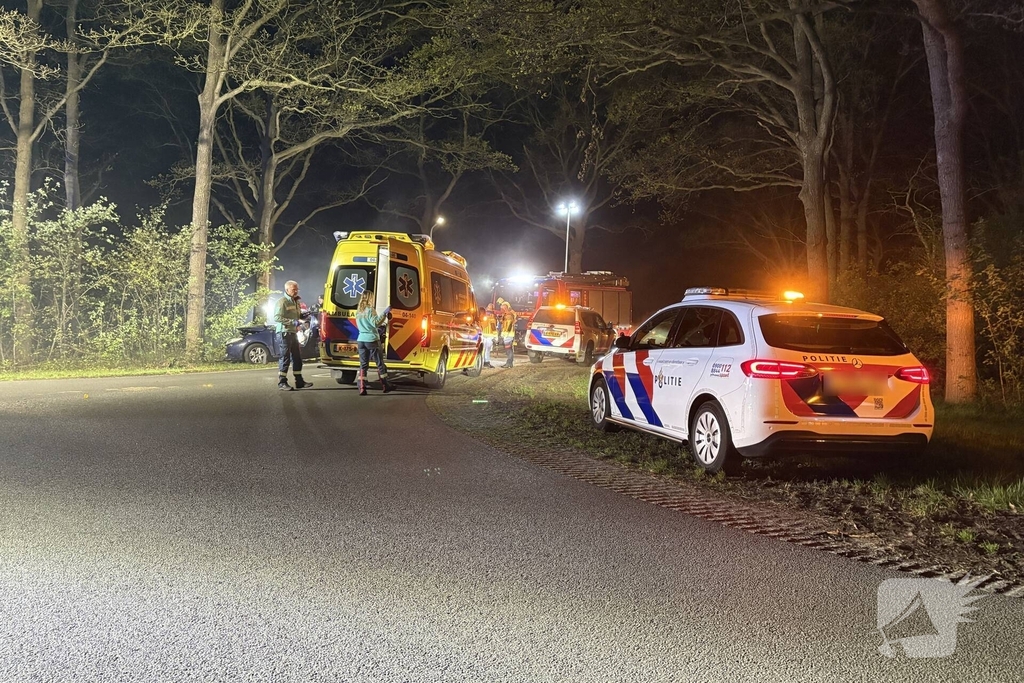 Auto botst tegen boom met gewonde