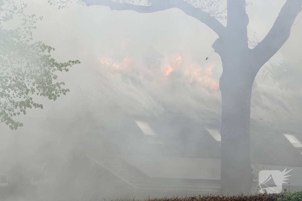 Uitslaande brand op woning met rietenkap