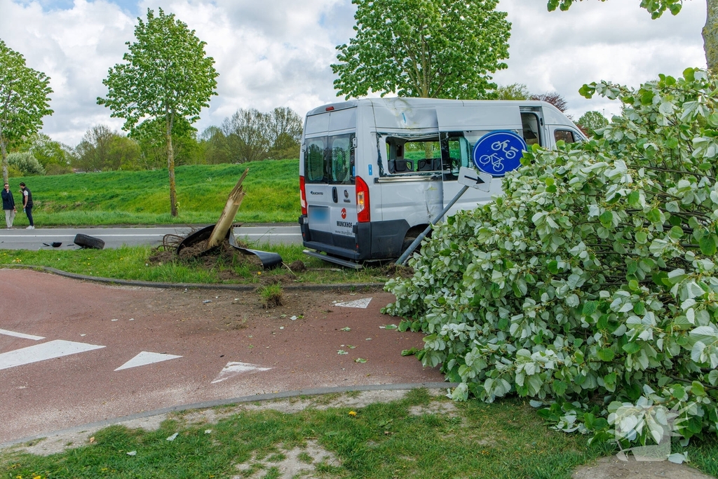 Zwaar ongeval met drie auto's zorgt voor ambulance-inzet