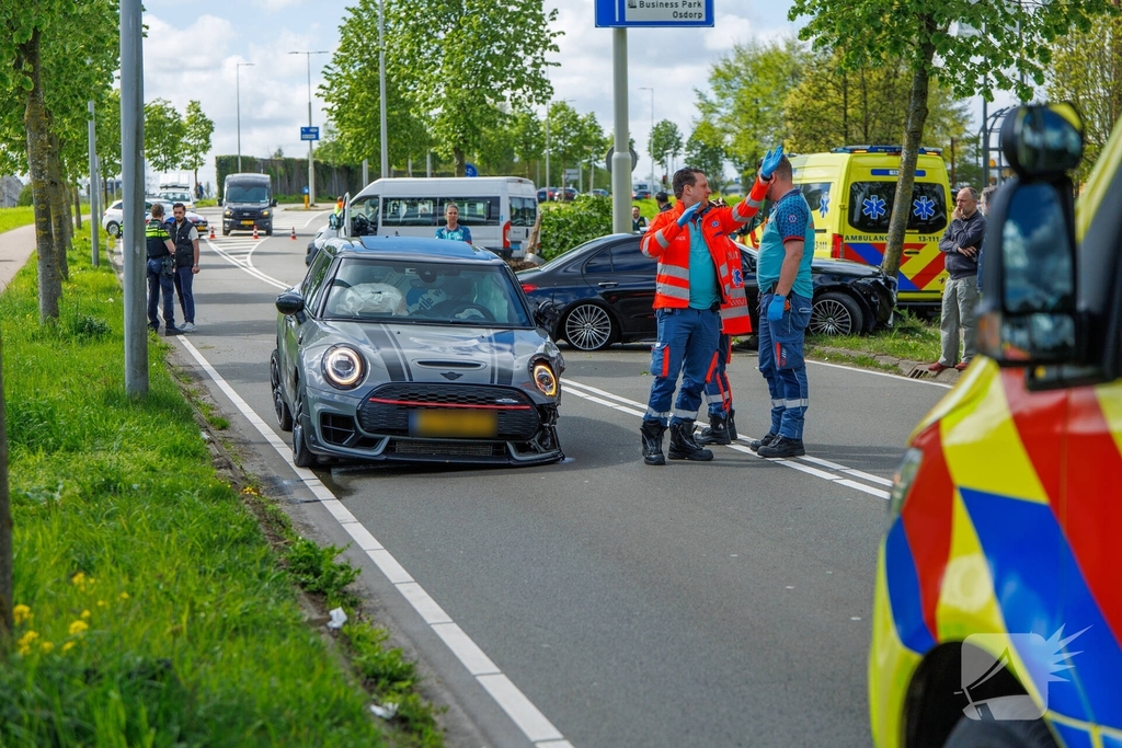Zwaar ongeval met drie auto's zorgt voor ambulance-inzet