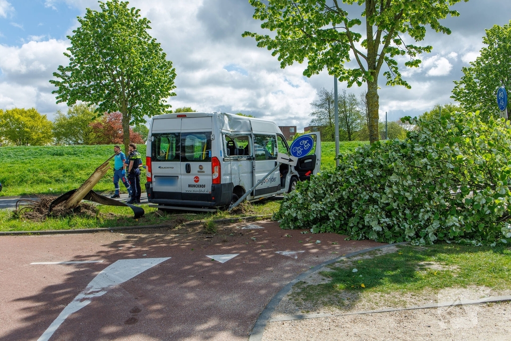 Zwaar ongeval met drie auto's zorgt voor ambulance-inzet