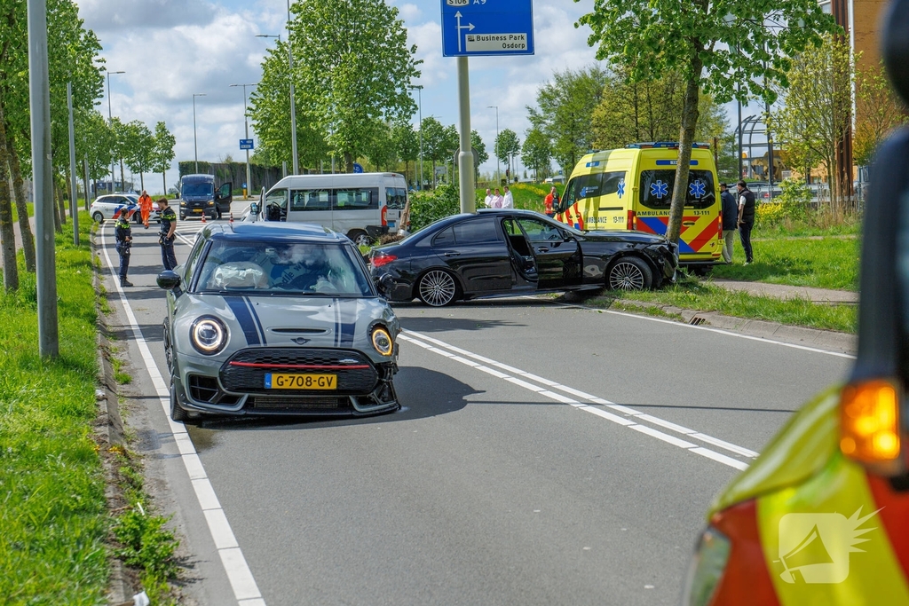 Zwaar ongeval met drie auto's zorgt voor ambulance-inzet