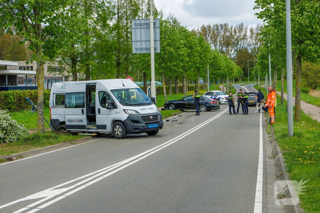 Zwaar ongeval met drie auto's zorgt voor ambulance-inzet