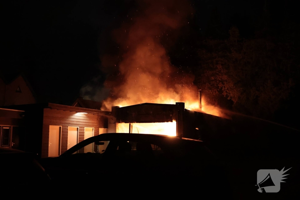 Grote brand verwoest opslagschuur