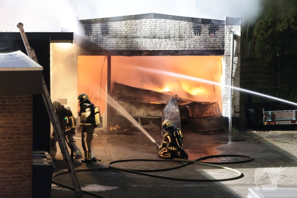 Grote brand verwoest opslagschuur