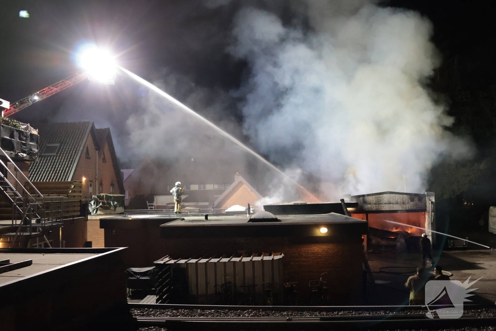 Grote brand verwoest opslagschuur