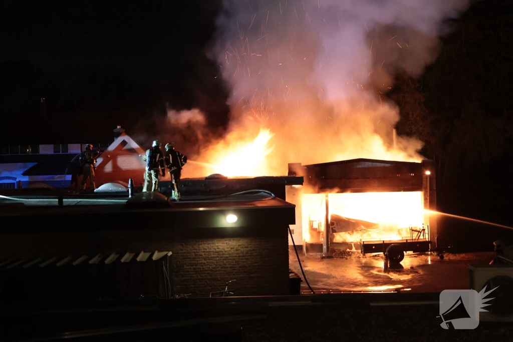 Grote brand verwoest opslagschuur