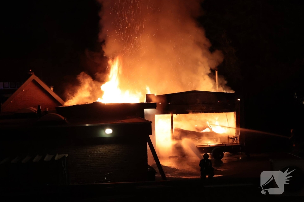 Grote brand verwoest opslagschuur