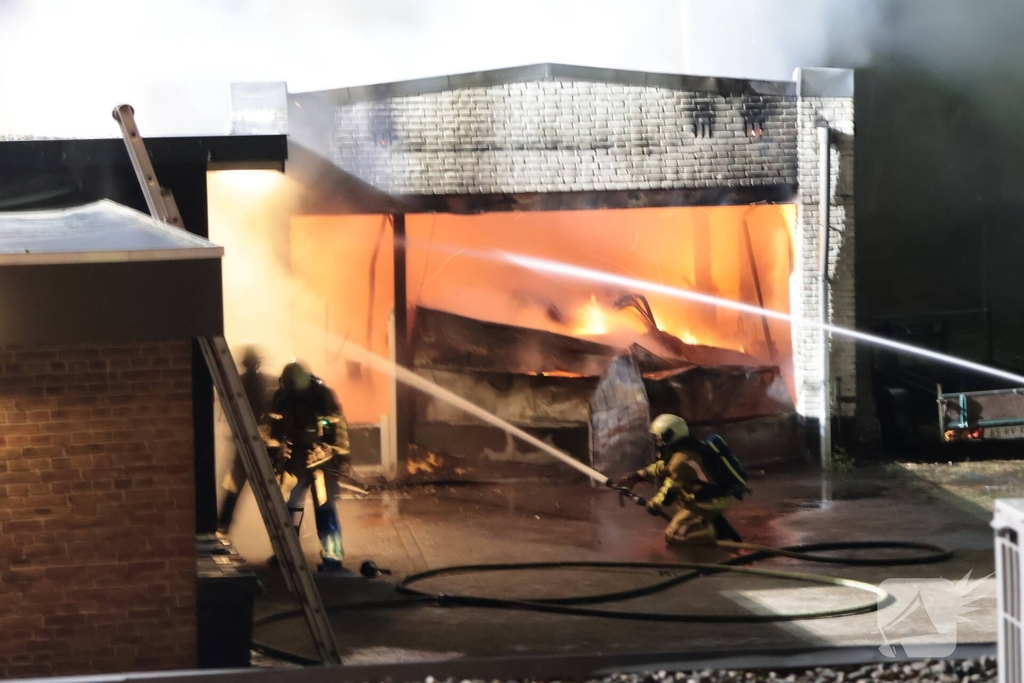 Grote brand verwoest opslagschuur