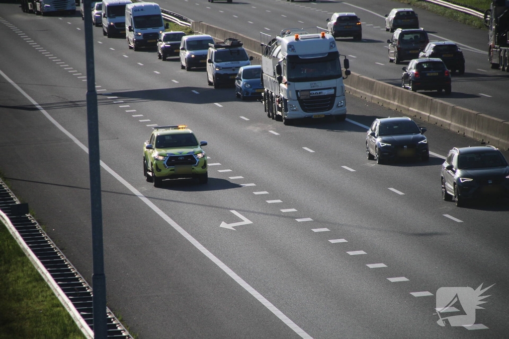 Aanrijding tussen auto en vrachtwagen leidt tot file
