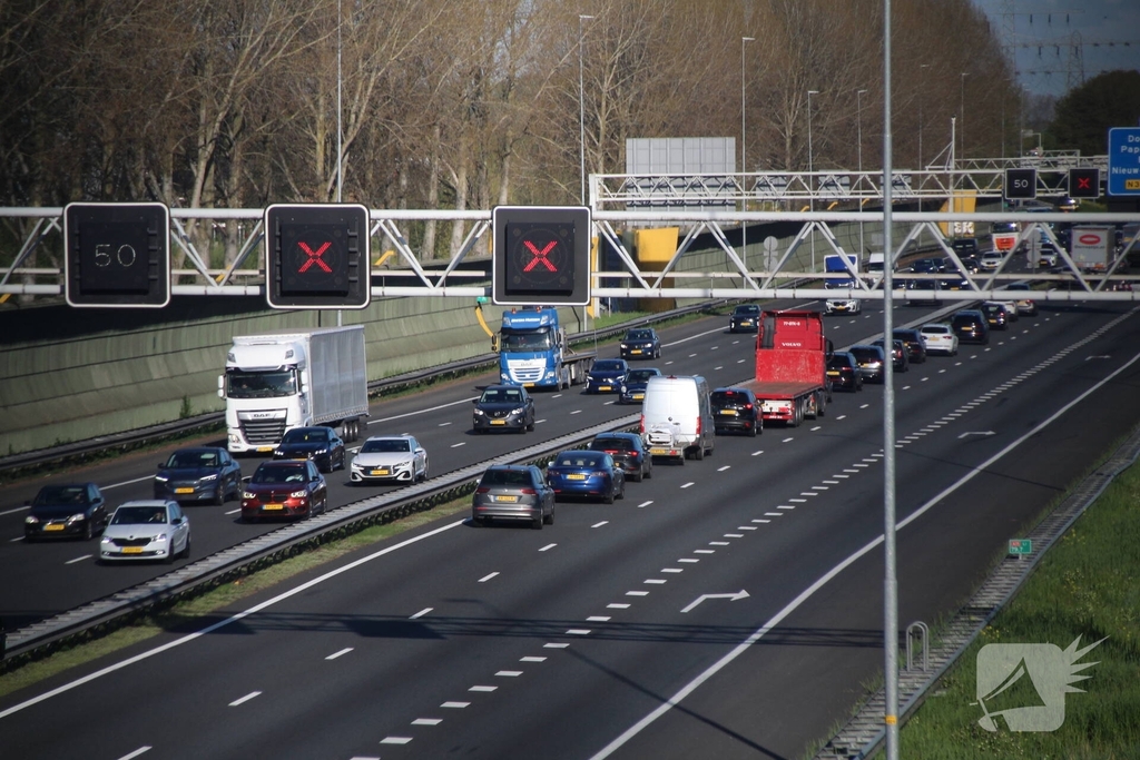 Aanrijding tussen auto en vrachtwagen leidt tot file