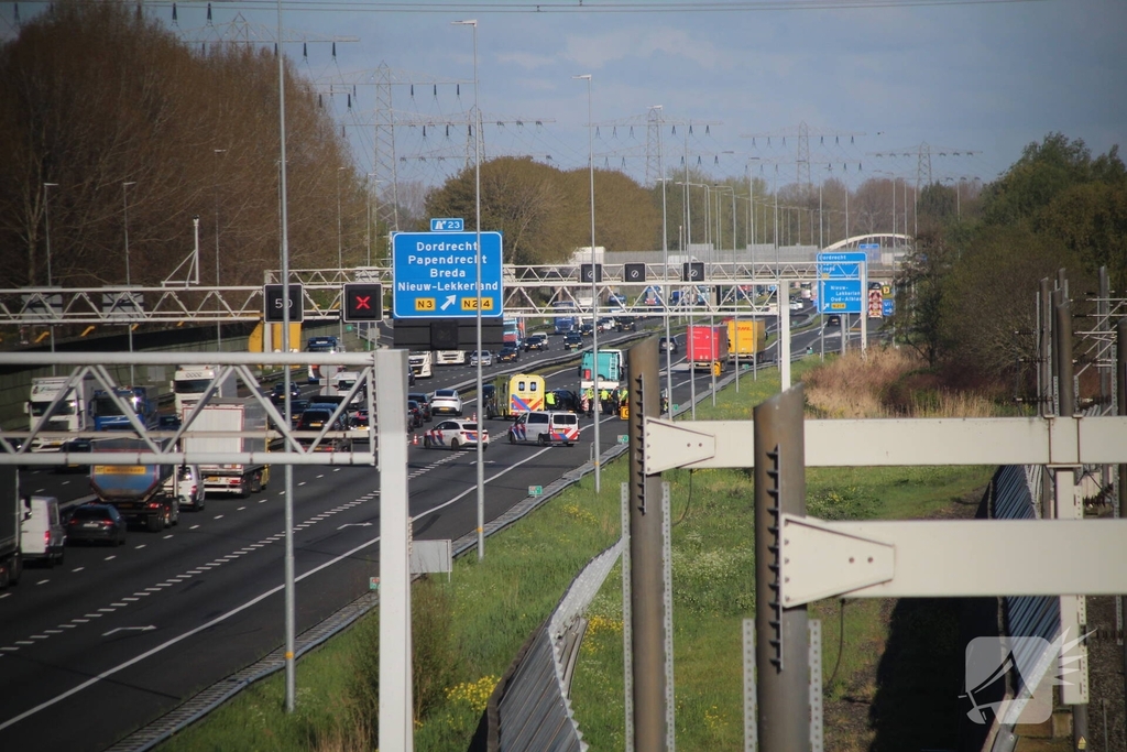 Aanrijding tussen auto en vrachtwagen leidt tot file
