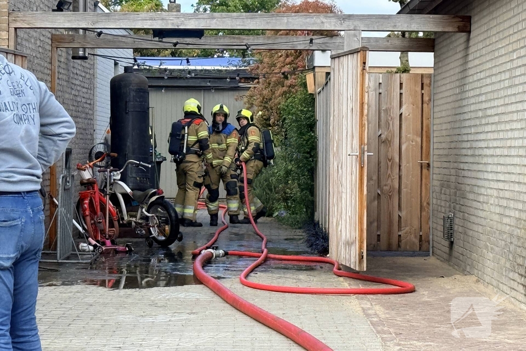 Buitenbrand slaat over naar schuurtje