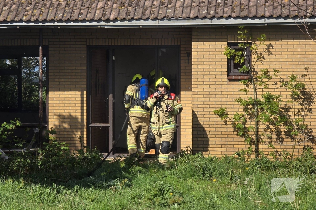 Brand in leegstaande woning snel onder controle