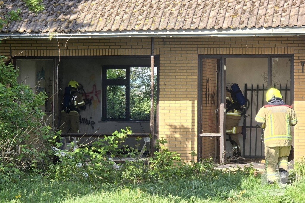 Brand in leegstaande woning snel onder controle