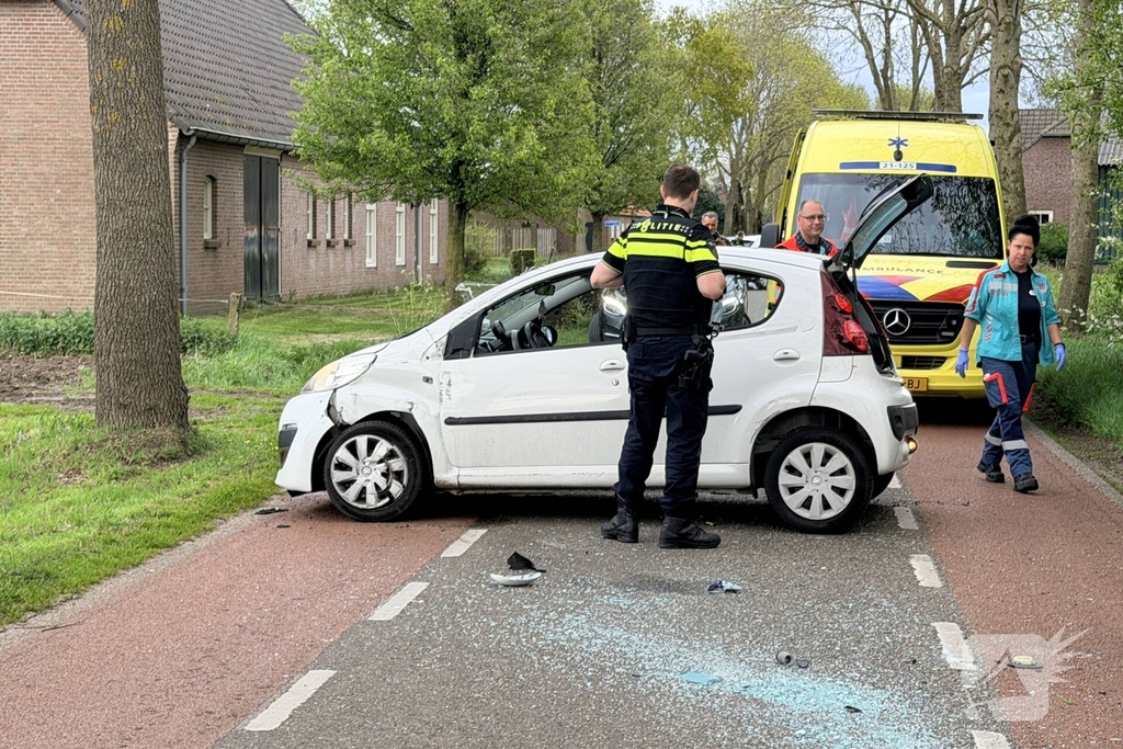 Auto botst tegen boom, bestuurder ongedeerd