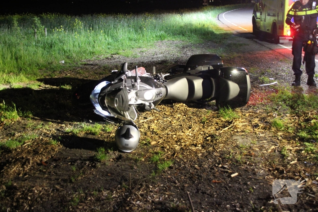 Motorrijder valt na botsing met zwaan
