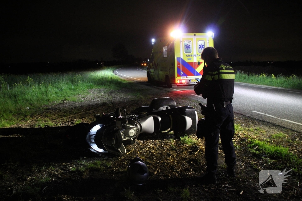 Motorrijder valt na botsing met zwaan