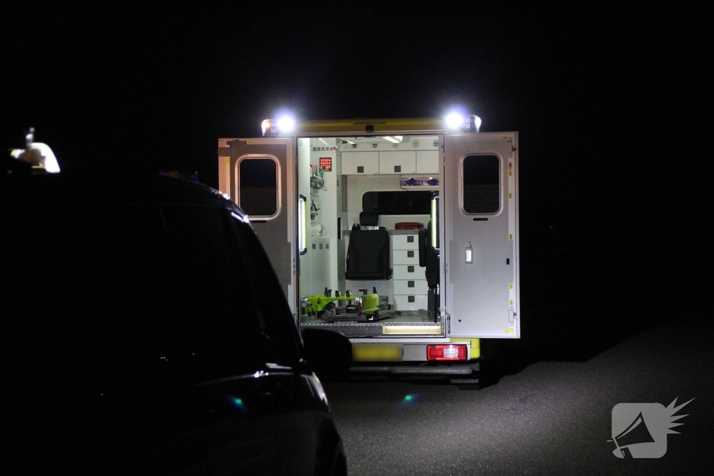 Motorrijder valt na botsing met zwaan